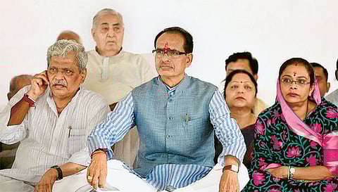 மத்தியபிரதேசத்தில் அமைதியை ஏற்படுத்தும் நோக்கில் காலவரையற்ற உண்ணாவிரதம் தொடங்கினார் முதல்வர் சவுகான்