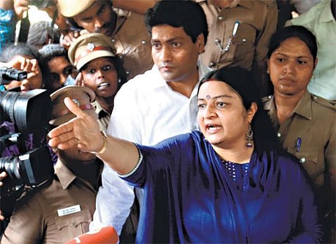 சசிகலா குடும்பத்துடன் சேர்ந்து தீபக் சதி செய்தார்: போயஸ் தோட்ட உயில் என்னிடம் உள்ளது - ஜெயலலிதா அண்ணன் மகள் தீபா புதிய தகவல்