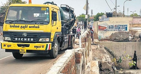 நீர்வழிப் பாதைகளில் கழிவுநீரை திறந்துவிடும் குடிநீர் வாரிய லாரிகள்: அரசு நிர்வாகமே விதிமீறலில் ஈடுபடுவதால் பொதுமக்கள் அச்சம்
