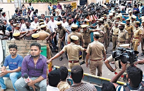 போயஸ் கார்டன் தாக்குதல் சம்பவம்: 2 செய்தியாளர்கள்; தனியார் நிறுவன பாதுகாவலர்கள் மீது வழக்கு பதிவு