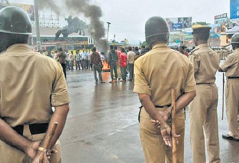 கர்நாடகாவில் முழு அடைப்பு போராட்டம்: தொடர் போராட்டங்களால் மக்கள் அதிருப்தி