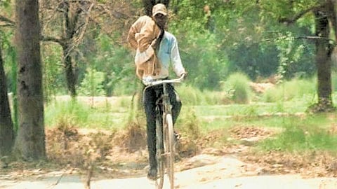 உத்தரபிரதேசத்தில் ஆம்புலன்ஸ் மறுக்கப்பட்டதால் சிறுமி உடலை சைக்கிளில் எடுத்துச் சென்ற இளைஞர்