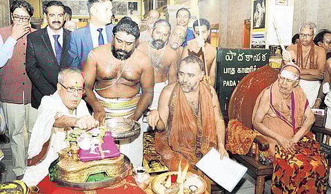 காஞ்சிபுரம் காமாட்சி அம்மன் கோயிலில் குடியரசுத் தலைவர் தரிசனம்: சங்கர மடத்தில் மடாதிபதிகளுடன் ஆலோசனை