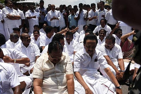 சட்டப்பேரவையில் இருந்து திமுகவினர் வெளியேற்றம்: ஸ்டாலின் தலைமையில் சாலை மறியல்