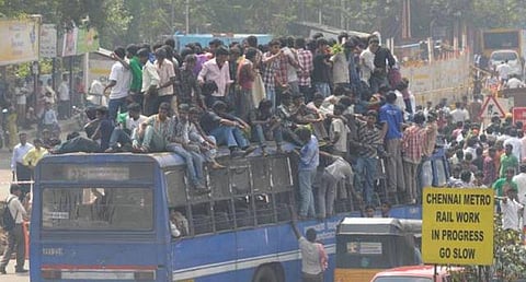 தடையை மீறி மாநிலக் கல்லூரி மாணவர்கள் பேருந்து தின கொண்டாட்டம்