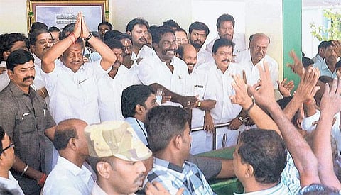 தேர்தல் ஆணையத்தில் ஓபிஎஸ் அணி 3.50 லட்சம் பிரமாண பத்திரங்கள் தாக்கல்: தீபா பேரவை சார்பிலும் உரிமைகோரி பிரமாண பத்திரம்