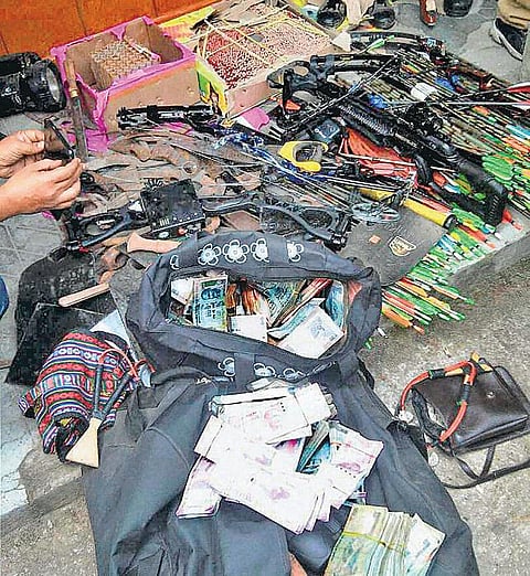 கூர்க்கா ஜன்முக்தி மோர்ச்சா தலைவர் வீட்டில் வில், அம்புகள் உட்பட 400 ஆயுதங்கள் பறிமுதல்: டார்ஜிலிங்கில் வன்முறை பரவுகிறது