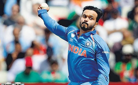 ஆடுகளத்தில் எந்த இடத்தில் பந்து வீசவேண்டும் என்பதை தோனி கண்களால் தெரிந்து கொள்ளலாம்: மனம் திறக்கும் கேதார் ஜாதவ்