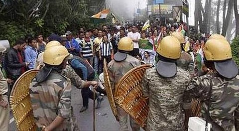 வலுக்கும் கூர்க்காலாந்து கோஷம்: டார்ஜிலிங் வன்முறையில் போலீஸ்காரர் பலி; பலர் காயம்