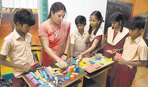 பாடம் நடத்துவதில் புதிய புதிய உத்திகள்: அசத்துகிறது சோழிங்கநல்லூர் அரசு நடுநிலைப் பள்ளி - நவீன தொழில்நுட்பங்களை உடனுக்குடன் ‘அப்டேட்’ செய்யும் ஆசிரியர்கள்