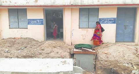 கேபிள் பதிக்கும் பணிக்காக நூற்றாண்டு பெருமை கொண்ட பள்ளியை இடிப்பதா?- காஞ்சி நகராட்சியின் முடிவால் மக்கள் அதிருப்தி