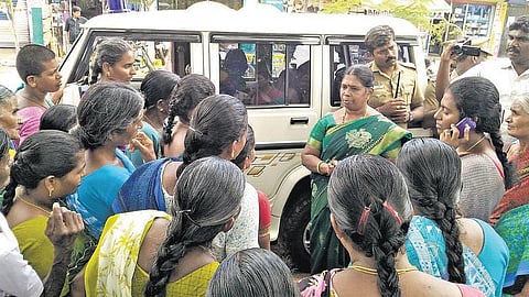 சாமளாபுரத்தில் போராட்டம் நடத்திய பொதுமக்கள் மீது தாக்குதல்: காலவரையற்ற உண்ணாவிரதம் தொடக்கம்- வட்டாட்சியரை முற்றுகையிட்ட பொதுமக்கள்