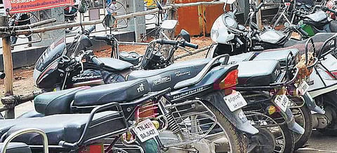 ஏலம் விடாத இடங்களிலும் ‘பார்க்கிங்’ வசூல்: இருசக்கர வாகனக் காப்பகங்கள் ஆய்வு செய்யப்படுமா?