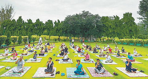 இன்று சர்வதேச யோகா தினம் - 150 வெளிநாடுகளில் சிறப்பு நிகழ்ச்சிகள்: லக்னோவில் பிரதமர் மோடி உட்பட 55,000 பேர் பங்கேற்பு