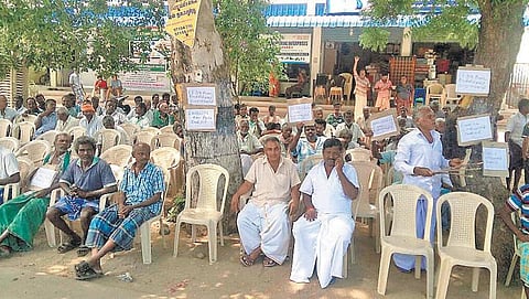 திருப்பூர் சாமளாபுரம் அருகே டாஸ்மாக் கடையை திறக்க கோரி மது அருந்துவோர் போராட்டம்: எதிர்ப்பு தெரிவித்து தாலியை கழற்றிய பெண்