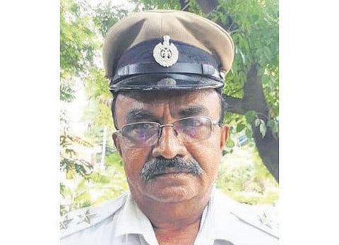 கர்நாடகாவில் ஆம்புலன்ஸ் வாகனம் செல்வதற்காக குடியரசுத் தலைவரின் வாகனத்தை நிறுத்திய டிராபிக் போலீஸ்