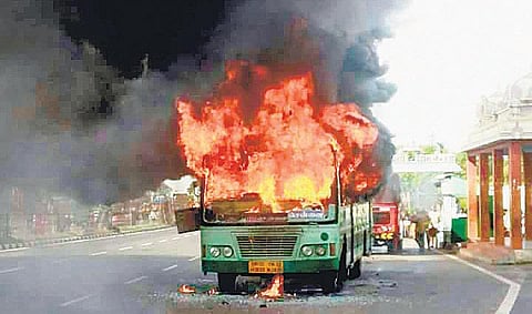 மேல்மருவத்தூர் அருகே அரசுப் பேருந்தில் திடீர் தீ: பயணிகள் உயிர் தப்பினர்