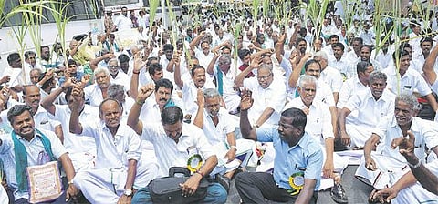 தலைமைச் செயலகத்தை முற்றுகையிட முயன்ற கரும்பு விவசாயிகள் 400 பேர் கைது