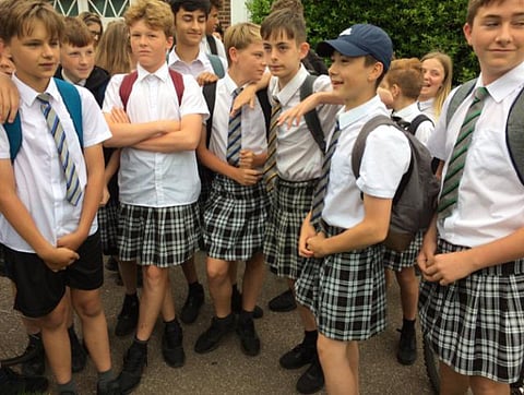 பிரிட்டனில் குட்டை பாவாடையுடன் பள்ளி மாணவர்கள் நூதனப் போராட்டம்