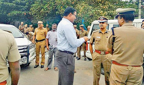 ஆக்கிரமிப்புகளை அகற்றுவது தொடர்பாக மெரினாவில் காவல் ஆணையர் ஆய்வு