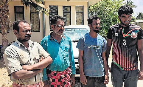 கச்சத்தீவு அருகே மீன்பிடித்துக் கொண்டிருந்த ராமேசுவரம் மீனவர்கள் இலங்கை கடற்படையால் விரட்டியடிப்பு: புதுக்கோட்டை மீனவர்கள் 4 பேர் சிறையில் அடைப்பு