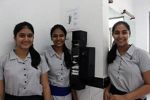 சானிடரி நாப்கின் வழங்கு இயந்திரத்தை உருவாக்கிய மும்பை பள்ளி மாணவிகள்