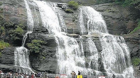 குற்றாலம் அருவிகளில் ஆர்ப்பரித்த தண்ணீர்