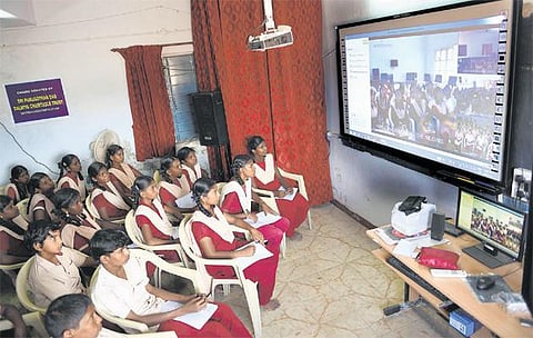 பிளஸ் 2 முடித்த அனைத்து மாணவர்களையும் கல்லூரி படிப்புகளில் சேர்க்கும் சீரநாயக்கன்பாளையம் அரசு மேல்நிலைப் பள்ளி