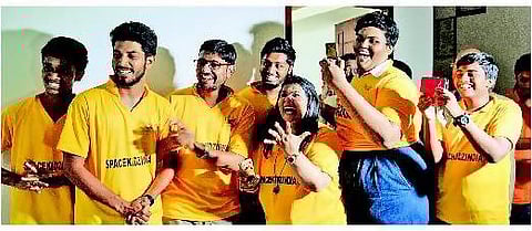 கையடக்க செயற்கைக்கோள் தயாரித்து சாதனை: ரிஃபாத் ஷாரூக் தலைமையிலான மாணவர் குழுவுக்கு ரூ.10 லட்சம்