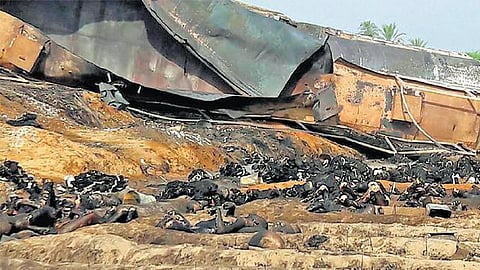 பாகிஸ்தானில் ரம்ஜான் பண்டிகையின்போது சோகம்: பெட்ரோல் டேங்கர் வெடித்து 150 பேர் பலி