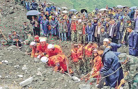 சீனாவில் பெய்த கனமழை காரணமாக நிலச்சரிவில் 62 வீடுகள் புதைந்து 120 பேர் பலி?