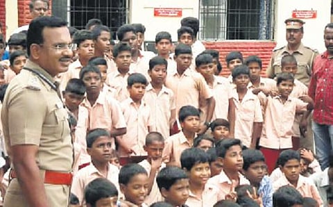 பொருளாதாரத்தில் பின்தங்கிய 440 மாணவர்களை மீண்டும் பள்ளிக்கு அனுப்பியவர்: சென்னை காவல்துறை அதிகாரியின் கல்விச் சேவை