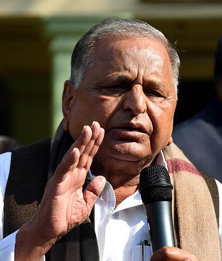 பலாத்கார குற்றச்சாட்டில் சிறையில் தள்ளப்பட்ட காயத்ரி பிரஜாபதி நிரபராதி: சிறையில் சந்தித்த முலாயம் சிங் கருத்து