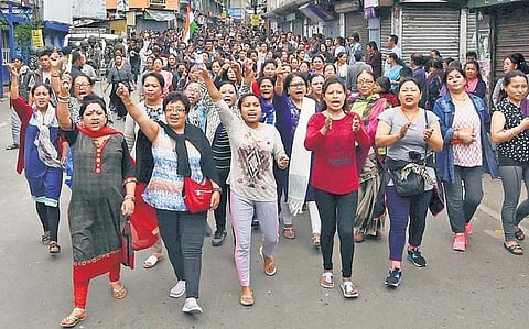 தனி மாநில கோரிக்கையை வலியுறுத்தி கூர்க்கா பிராந்திய நிர்வாக ஒப்பந்த நகல்களை எரித்து ஜிஜேஎம் போராட்டம்