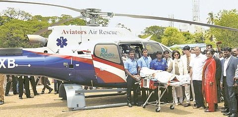 சென்னை அப்போலோ மருத்துவமனையில் ஹெலிகாப்டர் ஆம்புலன்ஸ் சேவை தொடக்கம்: சுகாதாரத்துறை செயலர் ராதாகிருஷ்ணன் தொடங்கி வைத்தார்