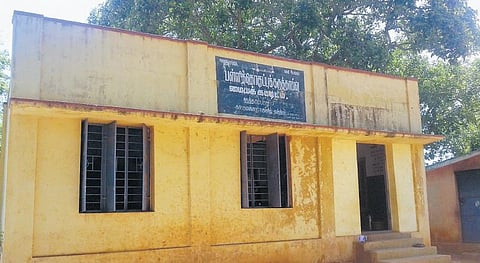 ஸ்ரீமுஷ்ணம் அருகே ஊராட்சி ஒன்றிய தொடக்கப் பள்ளியில் 3 மாணவர்களுக்கு இரண்டு ஆசிரியர்கள்: சேர்க்கையை அதிகரிக்க வேண்டுகோள்