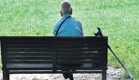 முதுமையில் தனிமை ஓர் ஆய்வு: வயதானவர்களுக்காக எந்த நாடும் இல்லை - இரண்டில் ஒருவர் தனிமையில்!