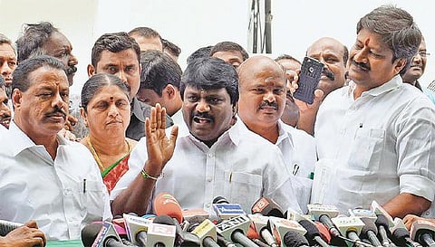 தினகரன் அணியுடன் மோதல் முற்றுகிறது: வாரிசு அரசியலை சசிகலா உருவாக்கியதை ஏற்க மாட்டோம் - முதல்வர் பழனிசாமி ஆதரவு எம்எல்ஏக்கள் திட்டவட்டம்