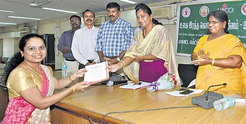 ரத்தக் கொடையாளர் தினத்தை முன்னிட்டு அதிக முறை ரத்த தானம் செய்த 89 பேருக்கு ஆட்சியர் பாராட்டு