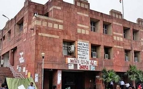 மாயமான மாணவர் பற்றி தகவல் தந்தால் 10 லட்சம் ரூபாய் பரிசு