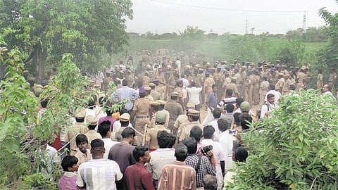 கும்பகோணம் அருகே கதிராமங்கலம் கிராமத்தில் ஓஎன்ஜிசி குழாயில் இருந்து கச்சா எண்ணெய் கசிவு