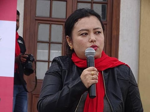 பெண் இன்று: அதற்காக ஒதுங்காதீர், ஒதுக்காதீர்!