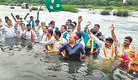 தமிழகத்துக்கு காவிரி நீர் திறப்பதை கண்டித்து கர்நாடகாவில் விவசாயிகள் போராட்டம்: கிருஷ்ணராஜசாகர் அணைக்கு பலத்த பாதுகாப்பு