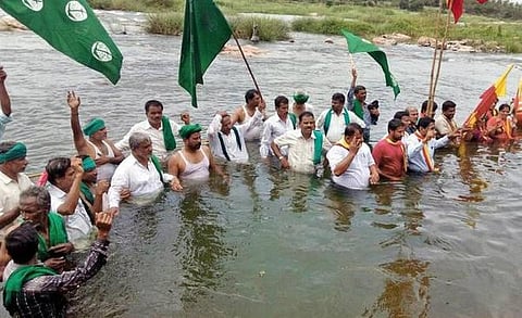 காவிரி நீர் திறந்துவிட எதிர்ப்பு தெரிவித்து கர்நாடகா விவசாயிகள் பெங்களூரு-மைசூரு நெடுஞ்சாலை முற்றுகை