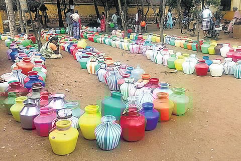 திண்டுக்கல் மாவட்டத்தில் மேலும் தீவிரமடையும் குடிநீர் தட்டுப்பாடு: தொடர்ந்து ஏமாற்றும் பருவமழையால் கூலி வேலையை விட்டுவிட்டு குடிநீர் தேடி அலையும் பெண்கள்