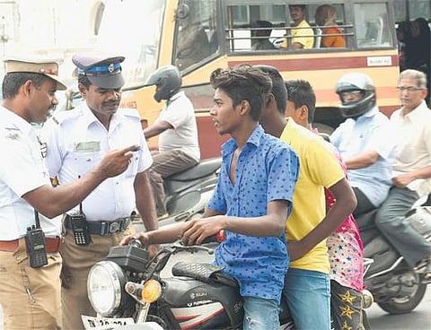 சாலை விதிகளை மீறியதாக ஒரே வாரத்தில் 8259 வழக்கு: ரூ.13 லட்சம் அபராதம் வசூல்