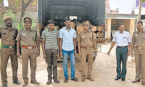 ஏலகிரியில் காவல்துறை வாகனத்தில் தேக்கு மரம் கடத்திய 2 காவலர்கள் கைது: வனத்துறையினர் ரோந்தின்போது பிடிபட்டனர்