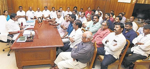 முதல்வருடன் நடத்திய பேச்சுவார்த்தை தோல்வி: திரையரங்குகள் போராட்டம் நீடிப்பு - இன்று நல்ல முடிவு கிடைக்கும் என விஷால் நம்பிக்கை