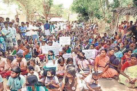 கதிராமங்கலத்தில் 3-வது நாளாக கடையடைப்பு: வாயில் கருப்பு துணி கட்டி மக்கள் ஊர்வலம்