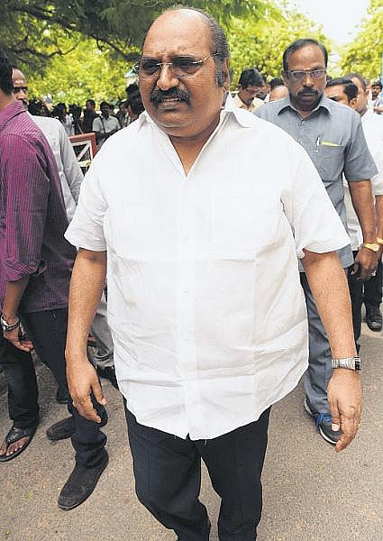 அமைச்சர் ஜெயக்குமார் பேச்சுக்கு எதிர்ப்பு தெரிவித்து சட்டப்பேரவையில் அமளி; ஜெ.அன்பழகன் வெளியேற்றம்: பேரவை துணைத் தலைவரின் நடவடிக்கையை கண்டித்து திமுக வெளிநடப்பு